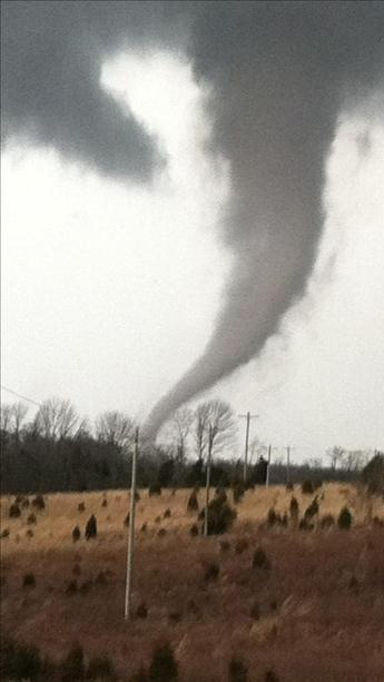 Illustration for article titled Today's Terrifying And Historic Tornadoes Up Close